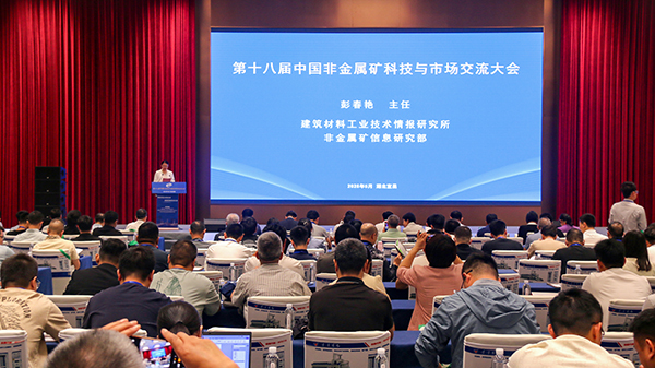 從石墨到石英，頂立科技裝備領(lǐng)航非金屬礦物材料制備新方向 (1).jpg